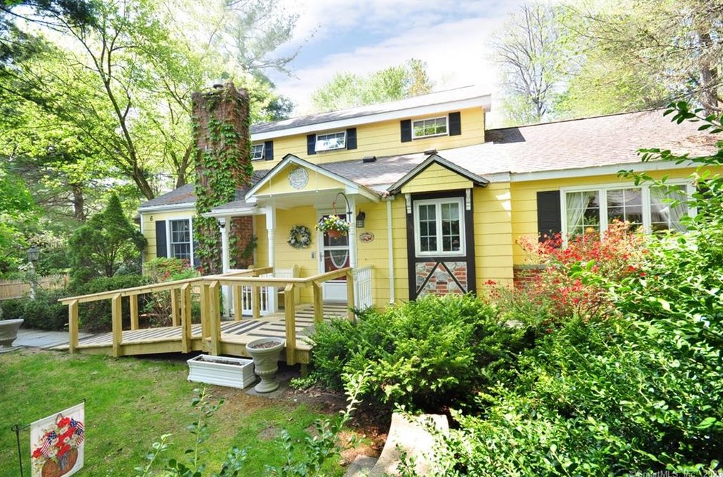 6 Old Canton Rd, Collinsville, CT 06019