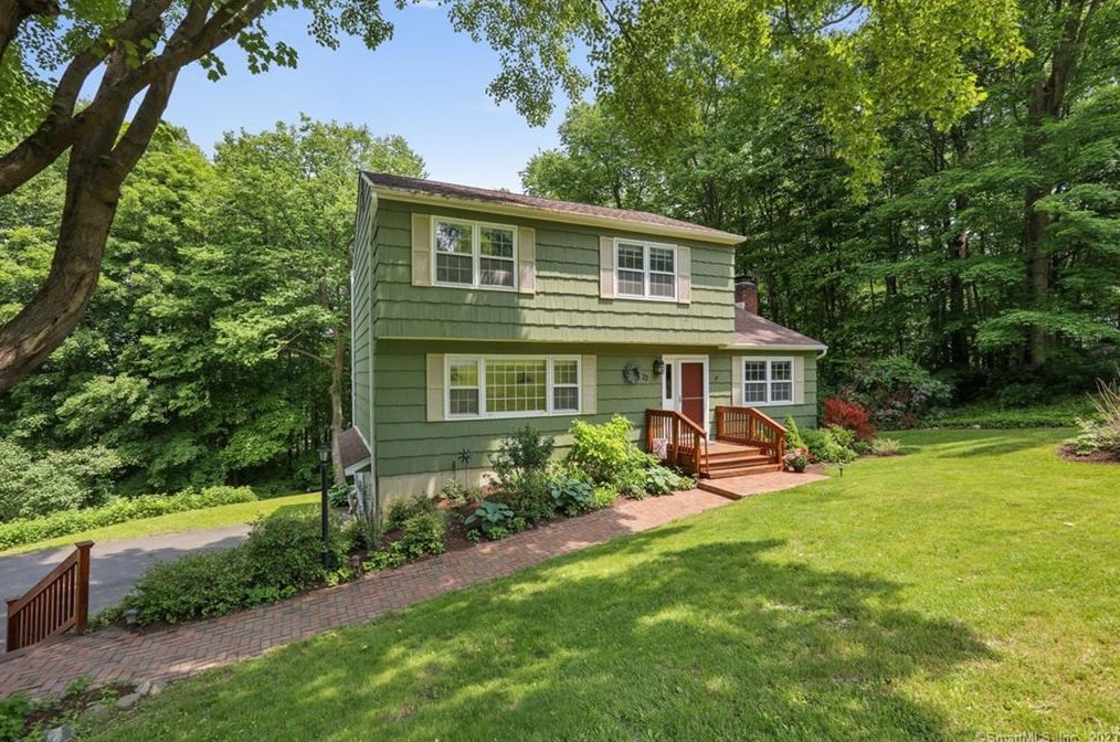 22 Harwood Dr, Danbury, CT 06810