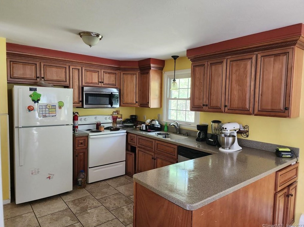 20 West Dr, Gales Ferry, CT 06335