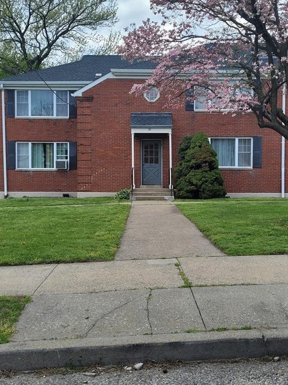 31 Oakview Cir #102, Bridgeport, CT 06604