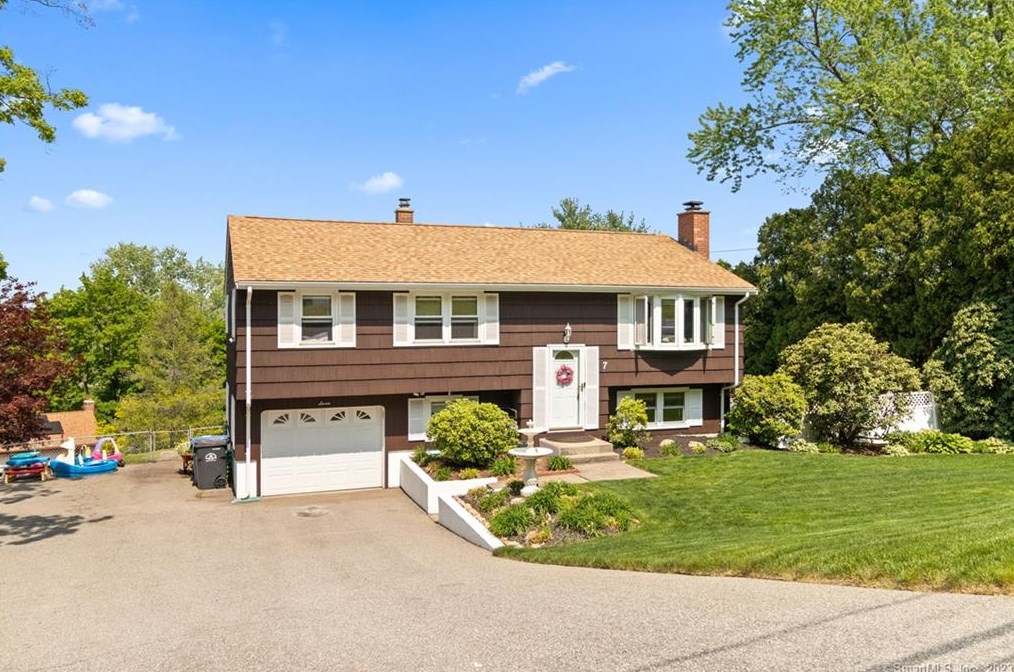 7 Libby Dr, Uncasville, CT 06382