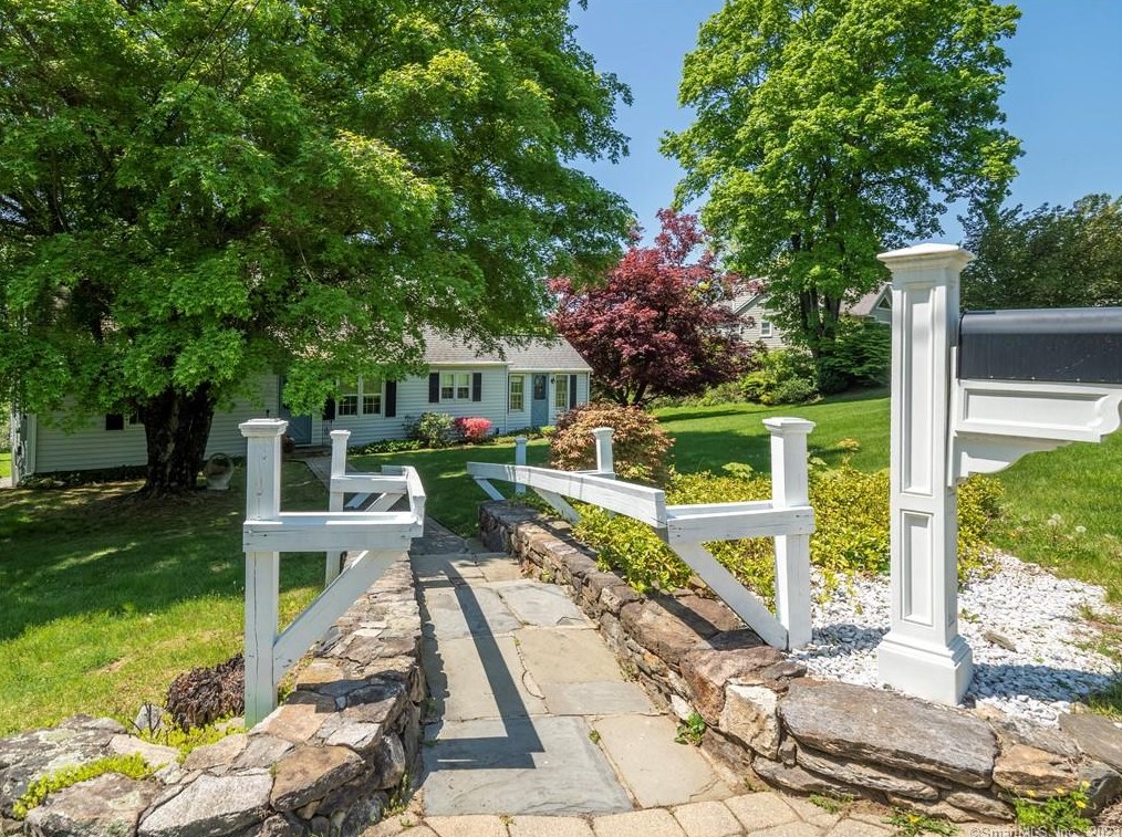 71 Stonecrest Rd, Ridgefield, CT 06877
