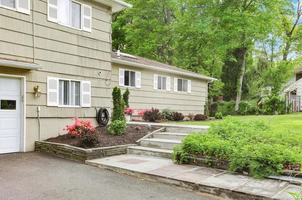 39 Stonecrop Rd N, Norwalk, CT 06851