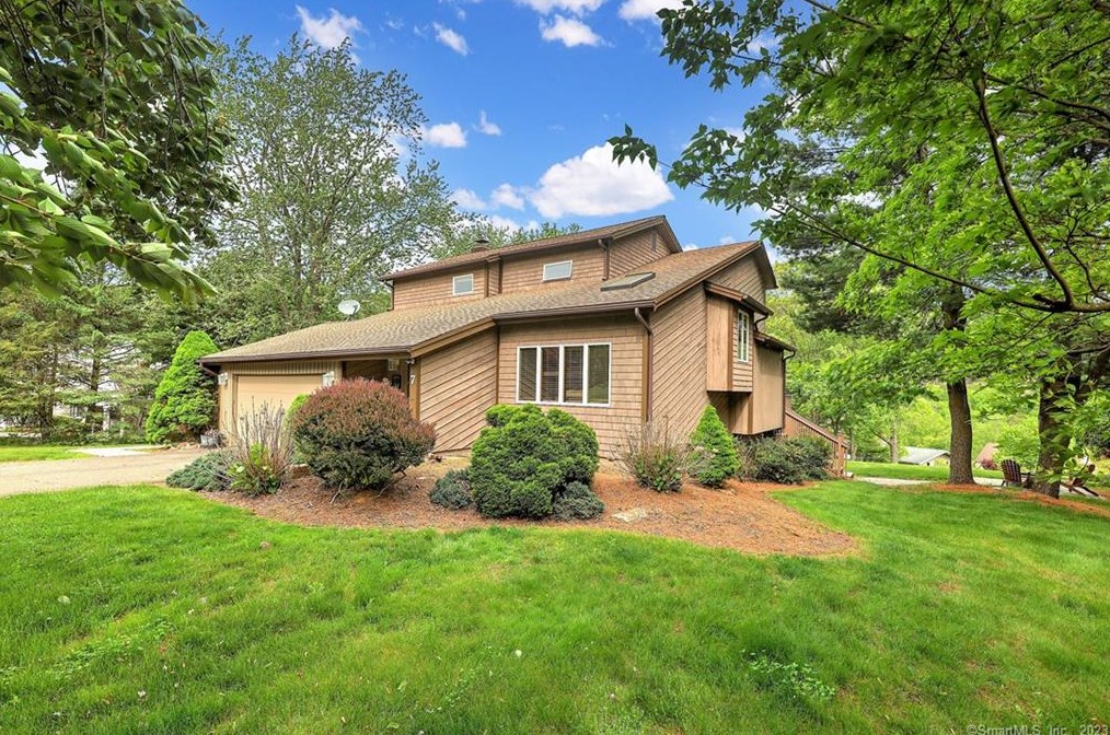 7 Cliffside Dr, Wallingford, CT 06492