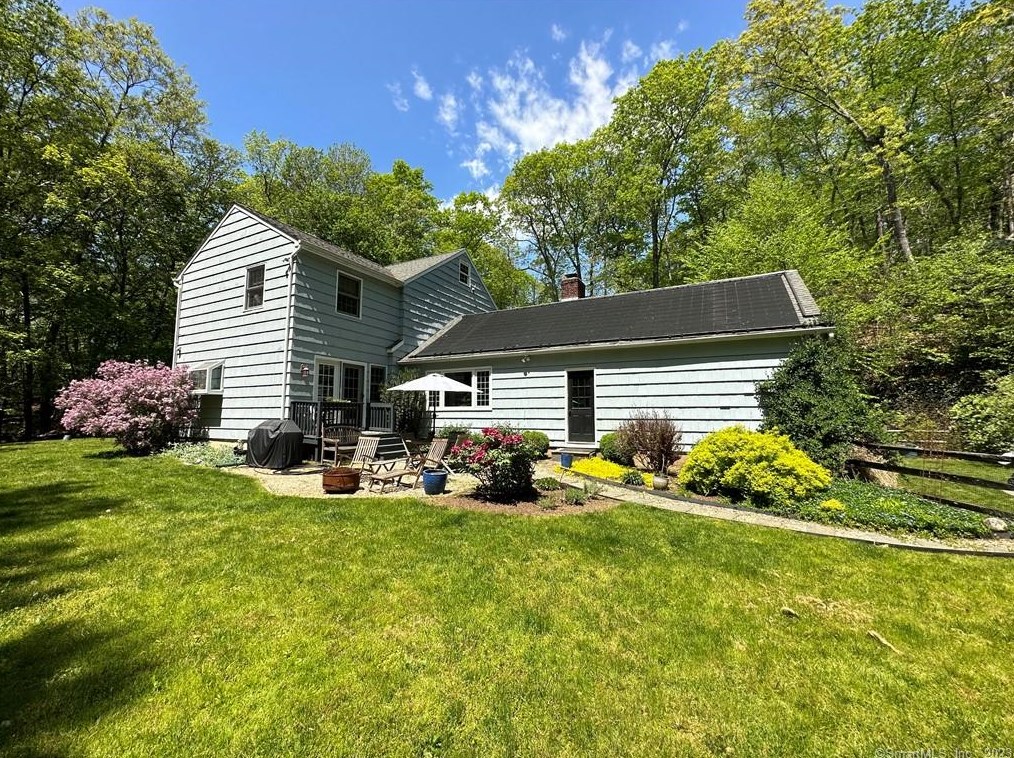 68 Ledgeview Ln, Guilford CT  06437-1912 exterior