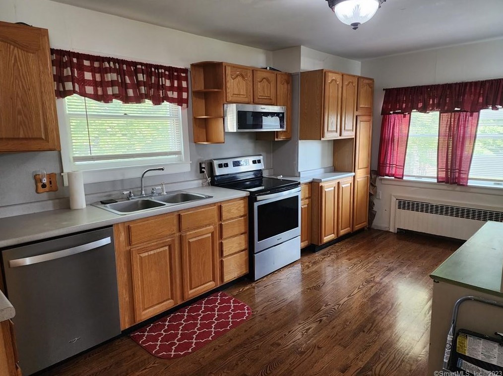 39 Tift St, Norwich, CT 06351 exterior
