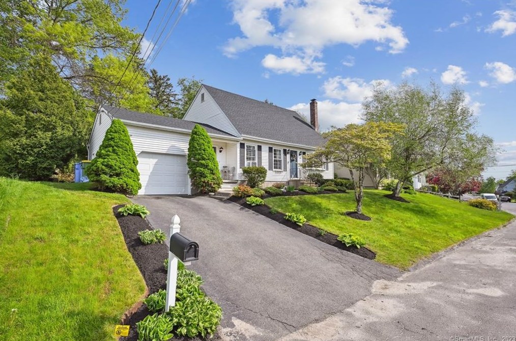 87 Sprucedale Dr, Waterbury, CT 06706