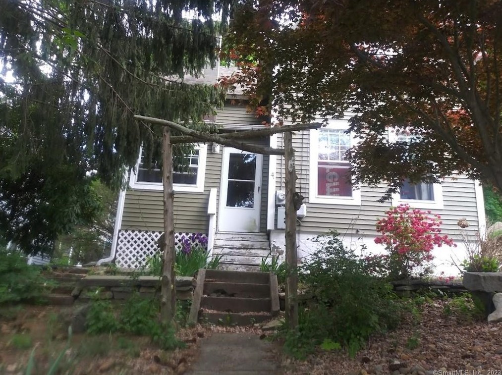 4 Whitaker Ave, Norwich, CT 06360-6918