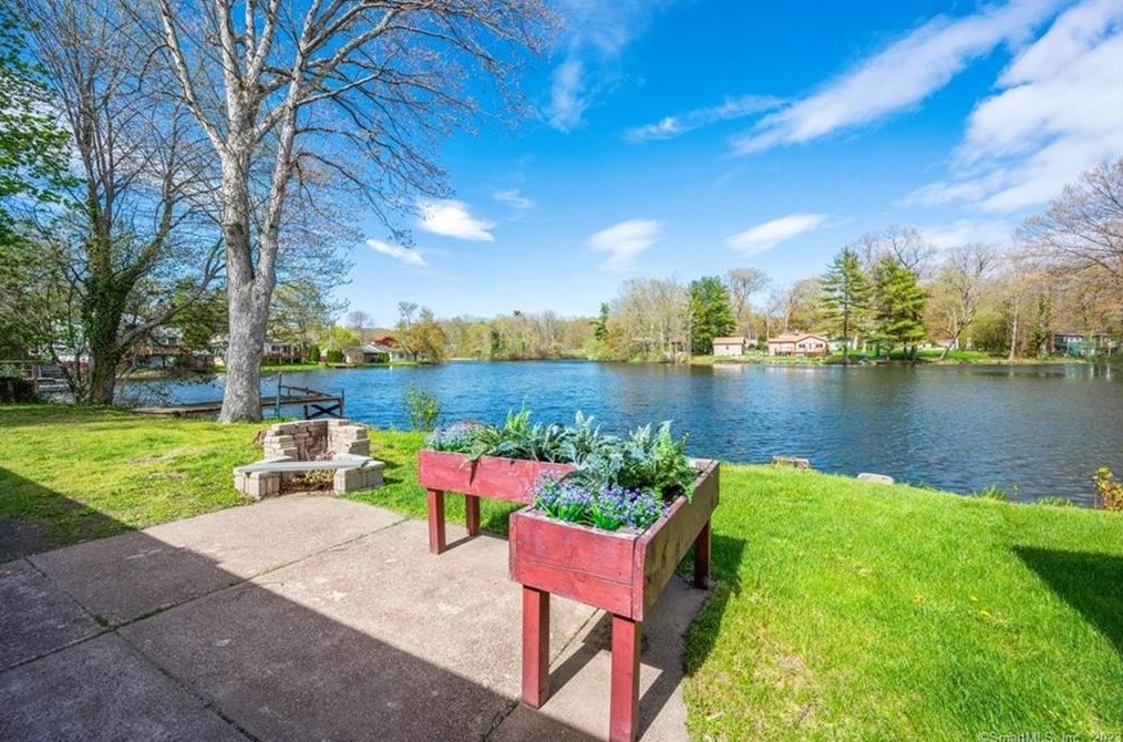 10 Grieb Trl, Wallingford CT  06492-2616 exterior