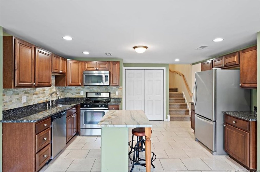 10 Grieb Trl, Wallingford CT  06492-2616 exterior