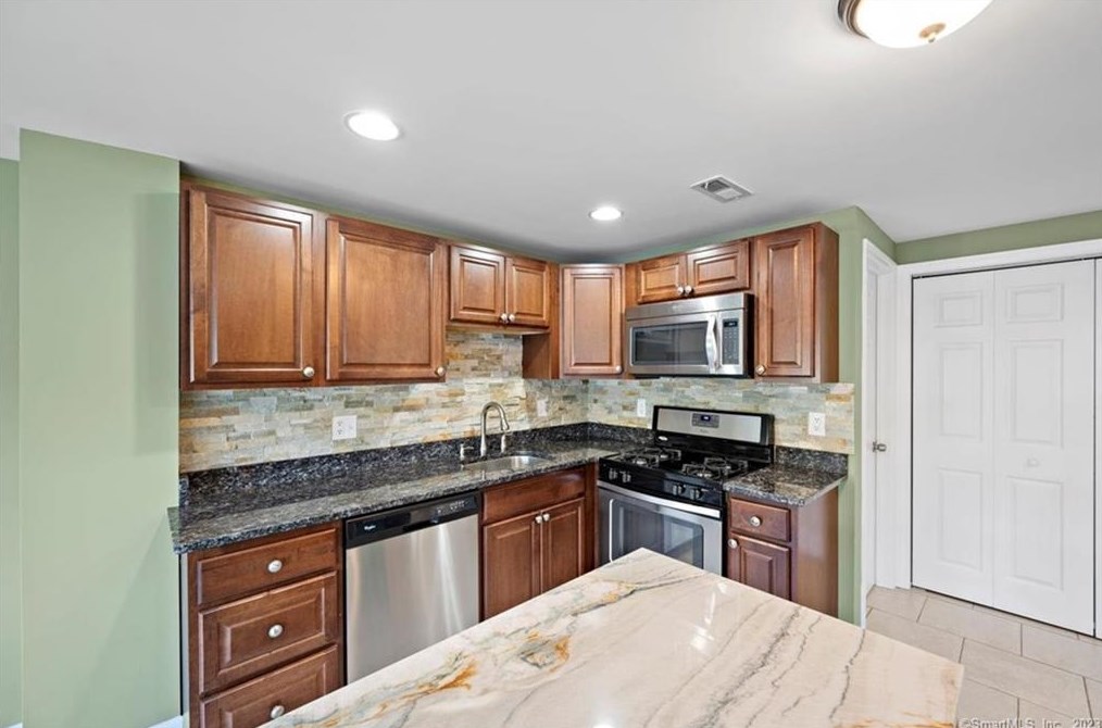 10 Grieb Trl, Wallingford CT  06492-2616 exterior