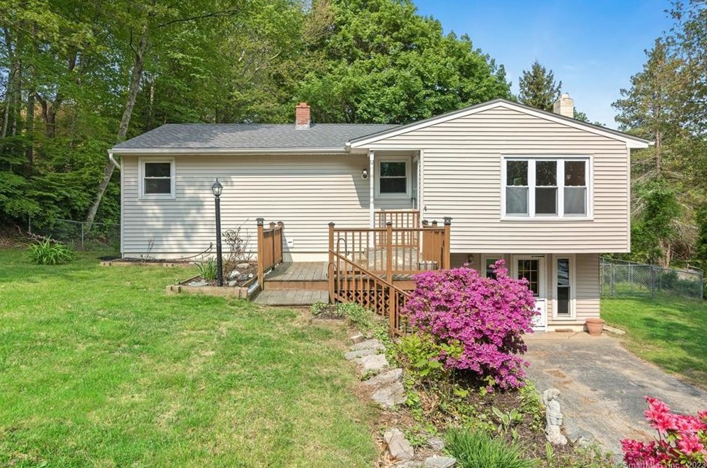 5 Laurel Ave, Gales Ferry, CT 06339