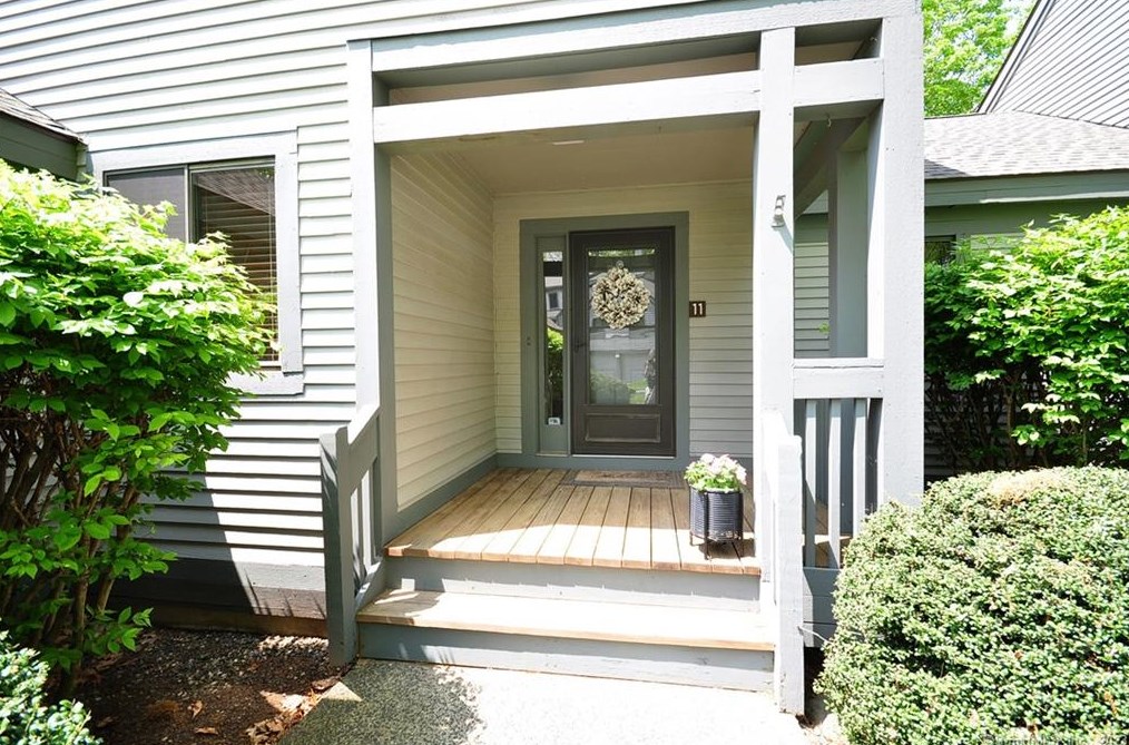 11 Strathmore Ln, Avon, CT 06001-4535