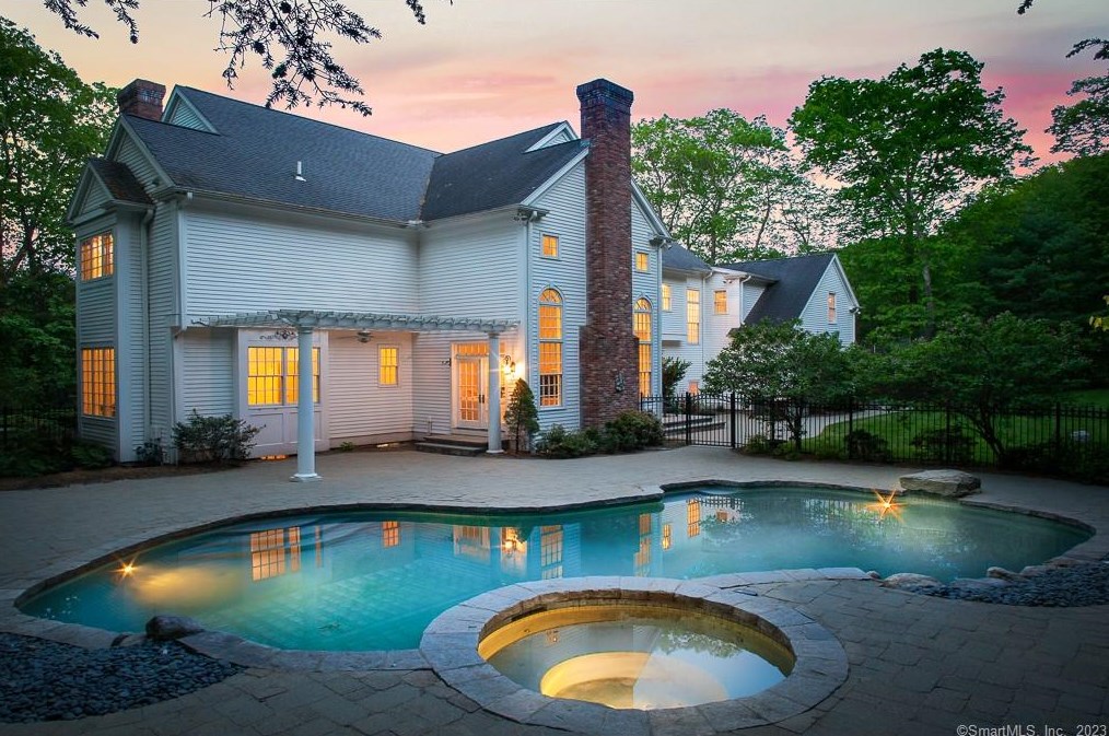 34 Old Stone Xing, Simsbury CT  06092-2821 exterior