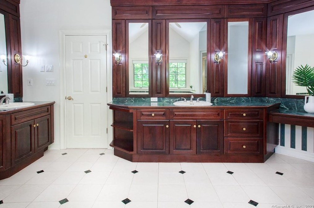 34 Old Stone Xing, Simsbury CT  06092-2821 exterior