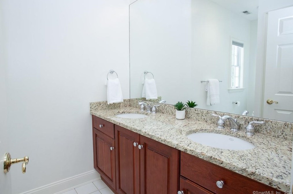 34 Old Stone Xing, Simsbury CT  06092-2821 exterior