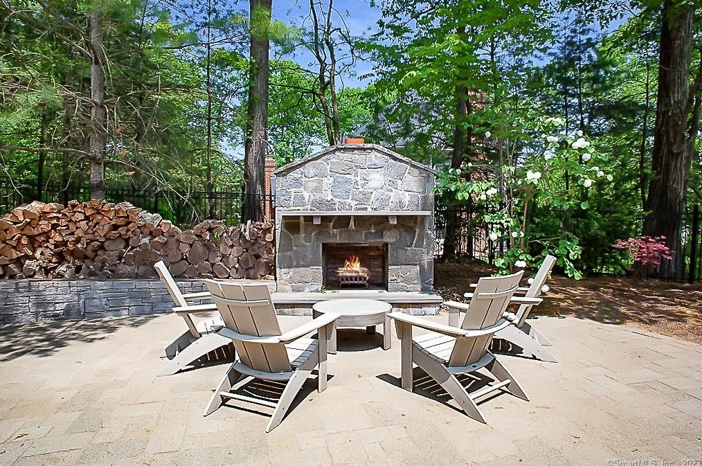 34 Old Stone Xing, Simsbury CT  06092-2821 exterior