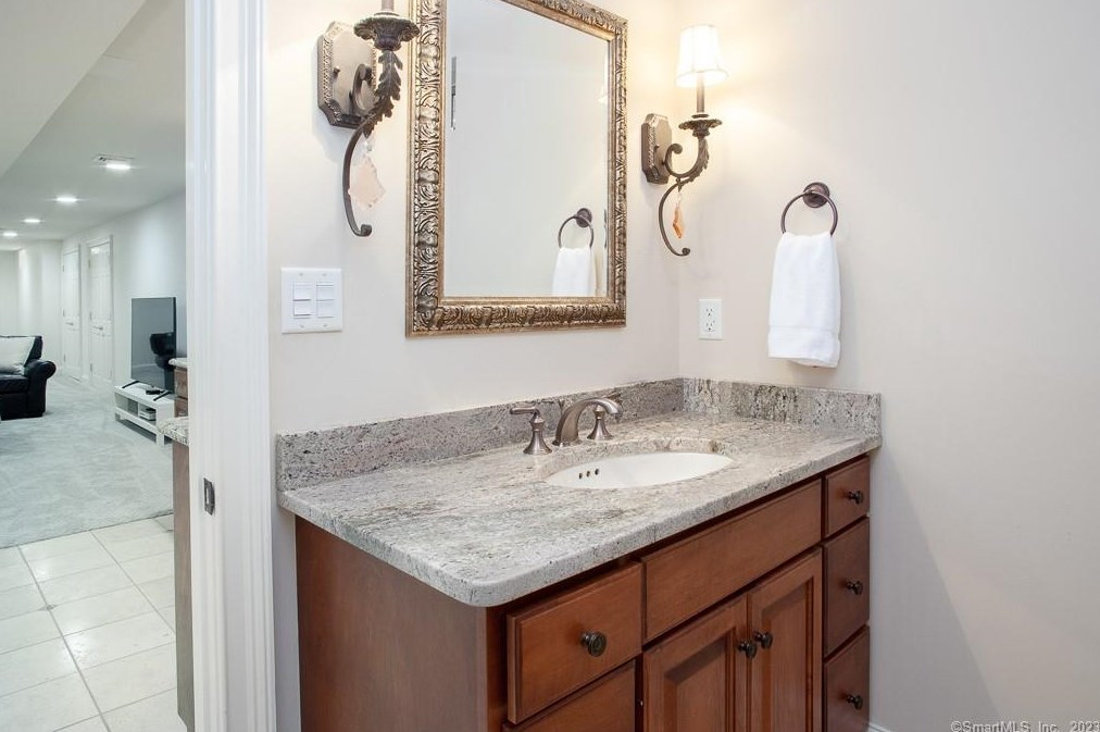 34 Old Stone Xing, Simsbury CT  06092-2821 exterior