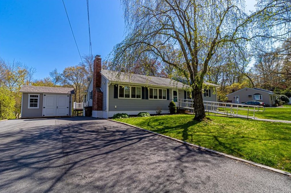 13 Foxcroft Rd, Niantic, CT 06357