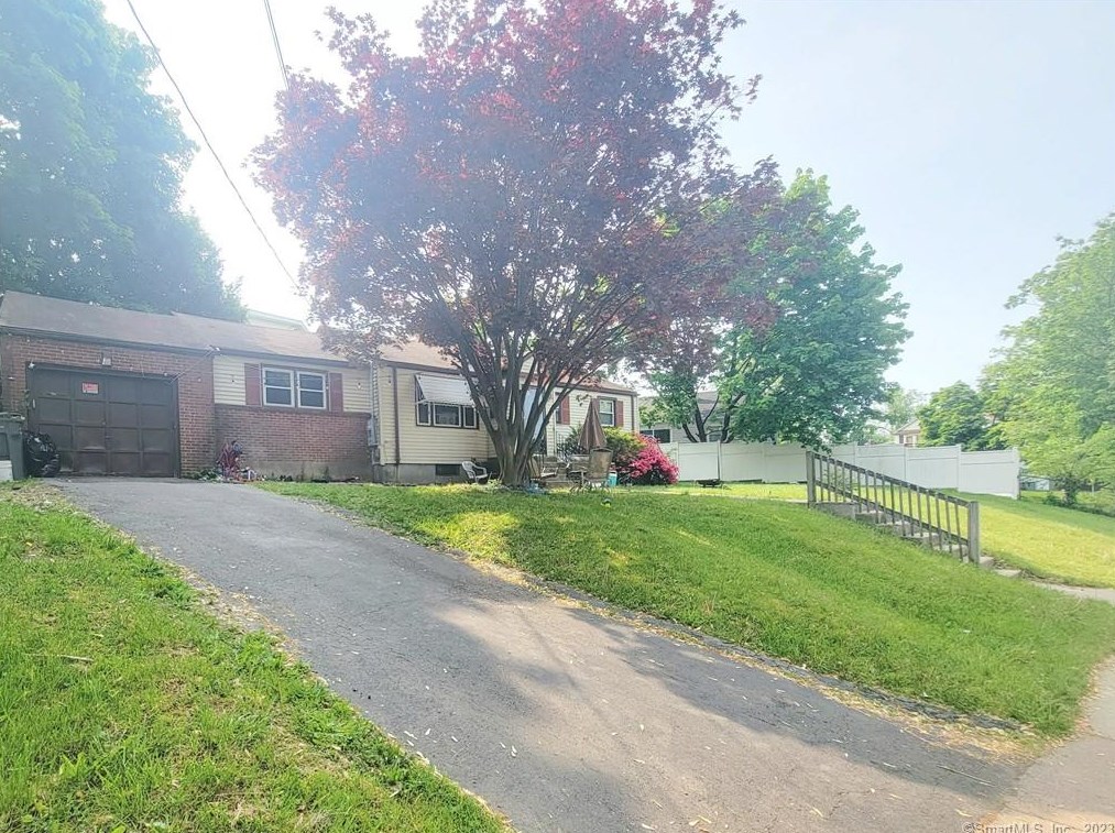 94 Cornwall St, Hartford, CT 06112-1415