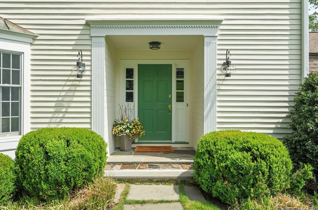 41 Thrush Ln, New Canaan, CT 06840