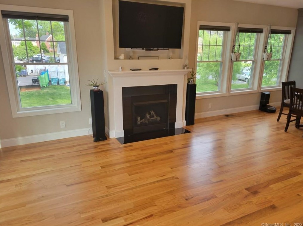 27 Naubuc Ave #1, Glastonbury, CT 06033