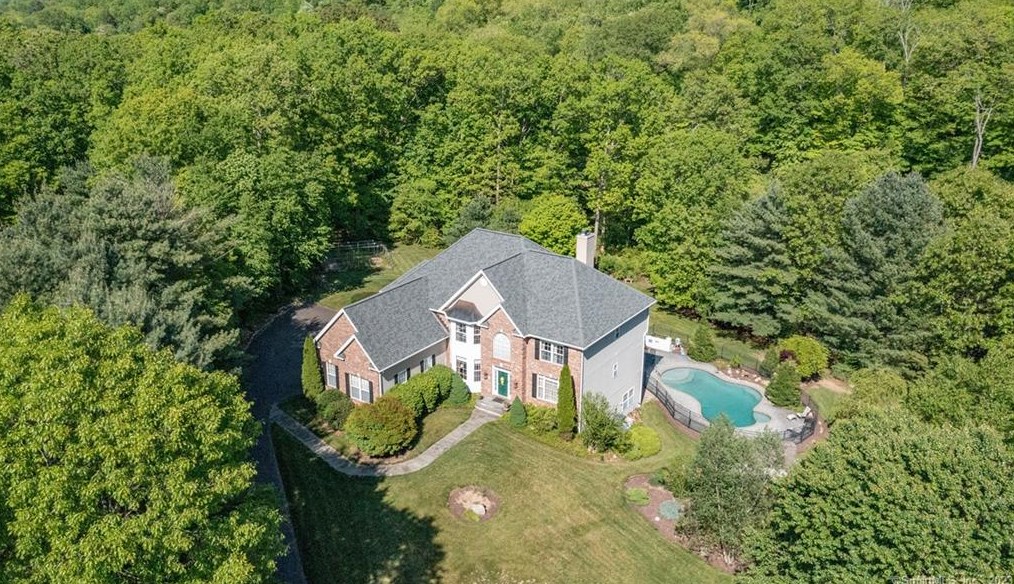 45 Birchwood Ln, Woodbury, CT 06798