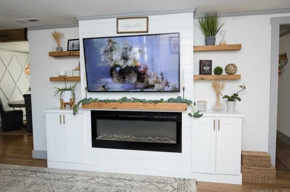 24 Carriage Dr, Wallingford CT  06492-3111 exterior