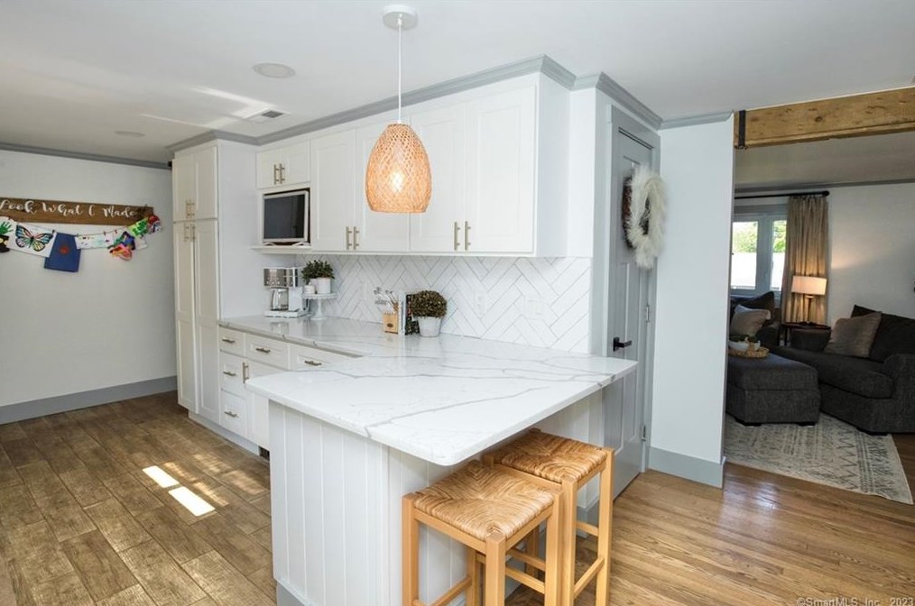24 Carriage Dr, Wallingford CT  06492-3111 exterior