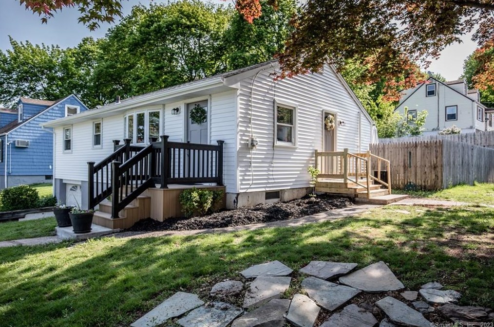 24 Carriage Dr, Wallingford CT  06492-3111 exterior