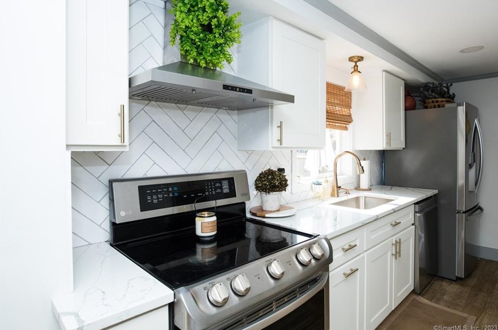 24 Carriage Dr, Wallingford CT  06492-3111 exterior
