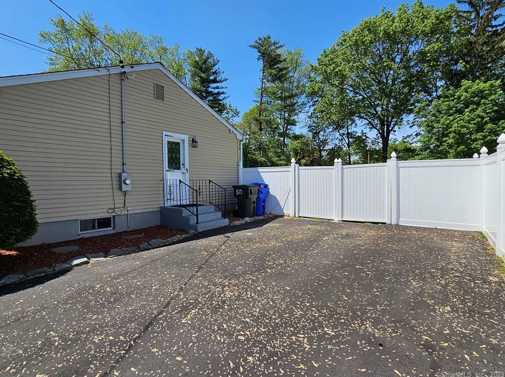 80 Sandra Dr, Hartford CT  06118-1955 exterior