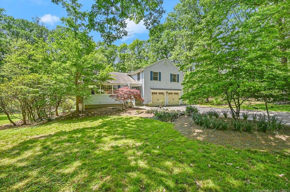 321 Papurah Rd, Fairfield CT  06825-7229 exterior