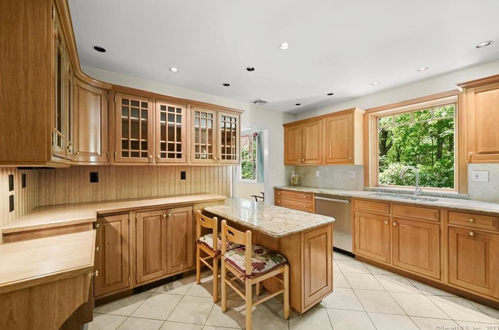 321 Papurah Rd, Fairfield CT  06825-7229 exterior