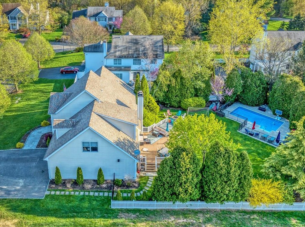 15 Somerset Ln, Milford, CT 06461