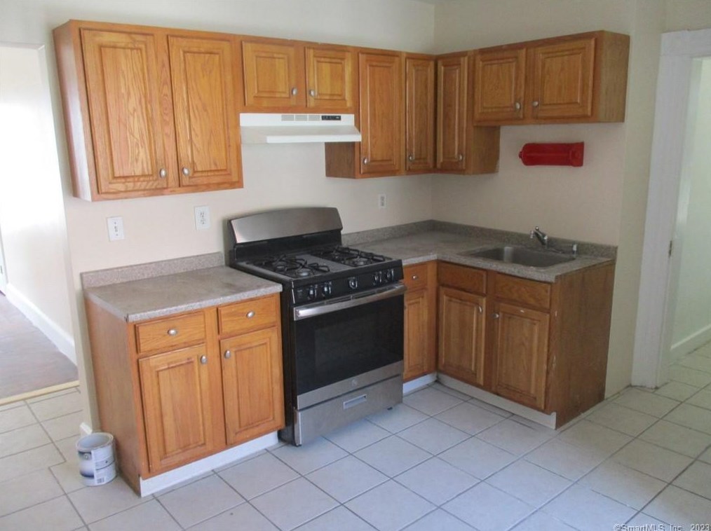 270 Olivia St, Derby CT  06418-1528 exterior