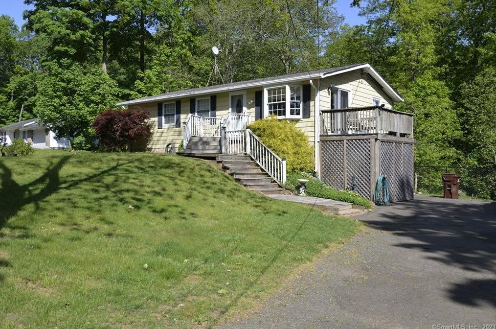 7 Blue Jay Dr, Northford, CT 06472