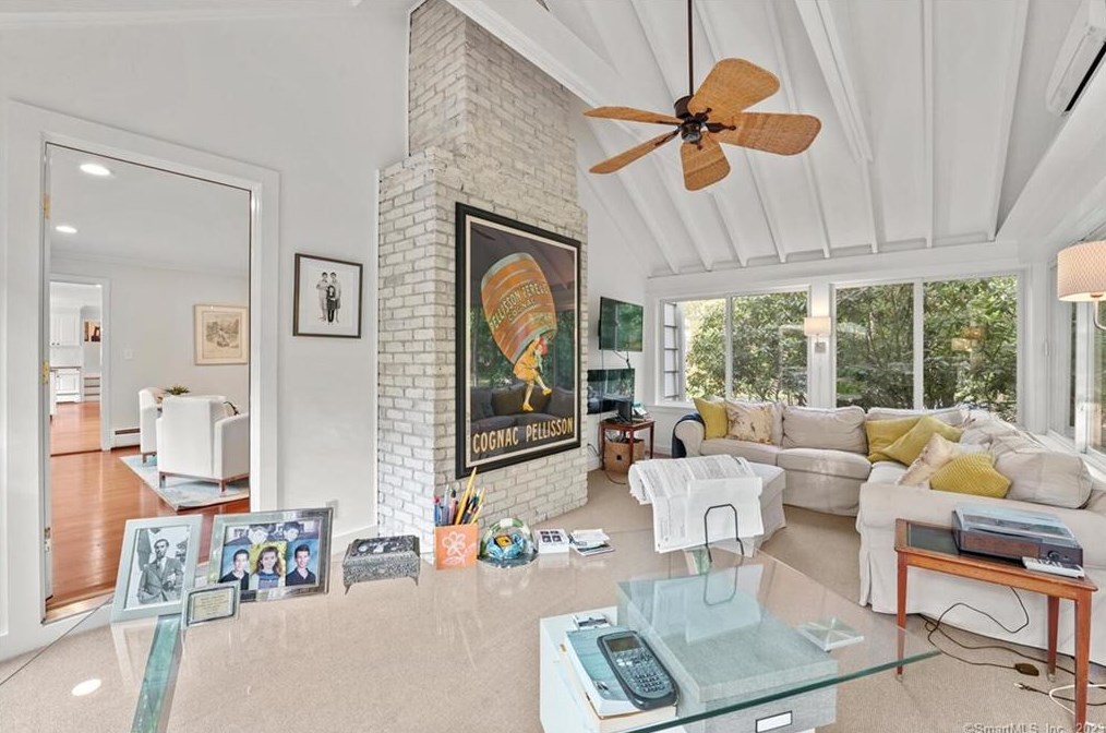 2 Daffodil Ln, Cos Cob CT  06807-1409 exterior