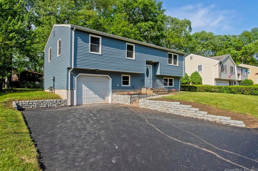 34 Deer Run Rd, Meriden CT  06451-4919 exterior
