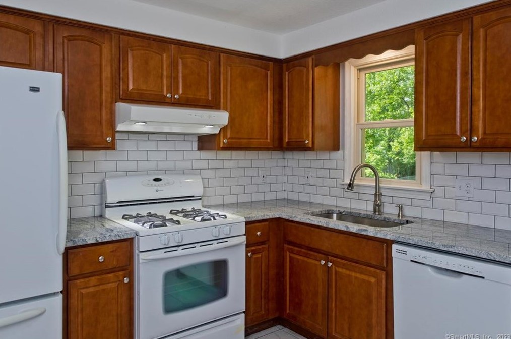 34 Deer Run Rd, Meriden CT  06451-4919 exterior