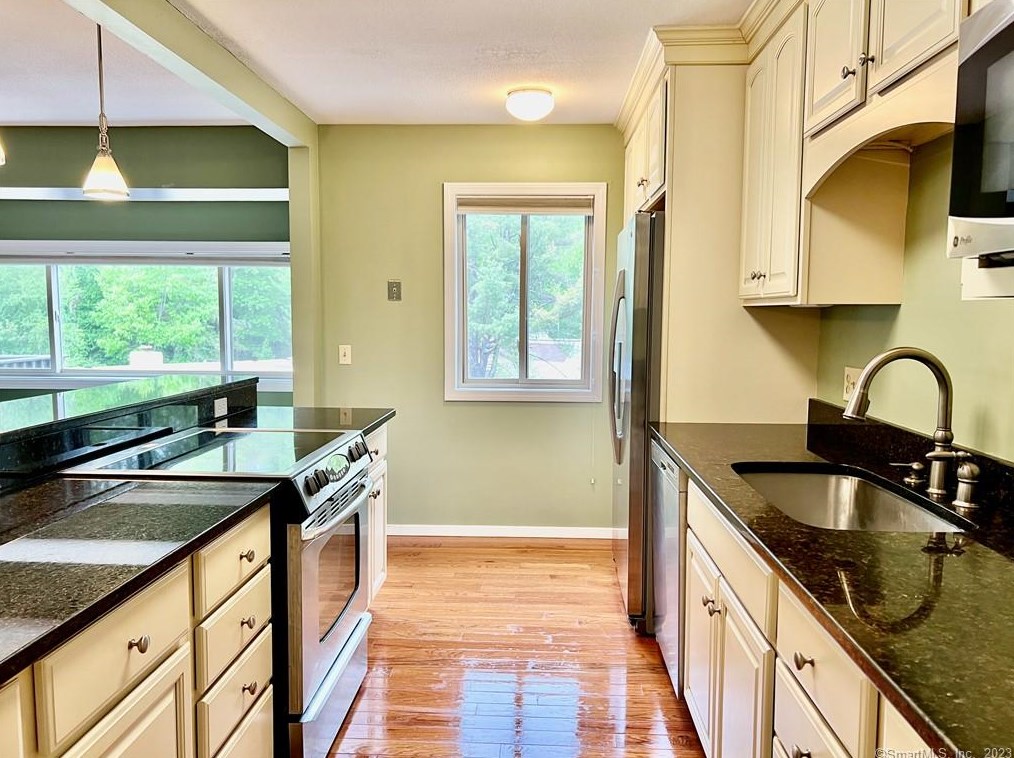 11 Carriage Dr #11, Simsbury, CT 06070