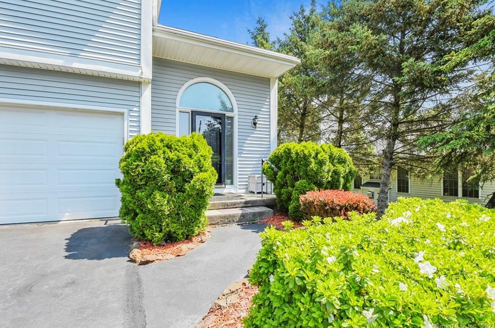 4 Bittersweet Ct, Hartford, CT 06111-4243