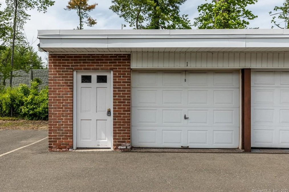 87 Shadow Ln, Hartford CT  06110-1677 exterior