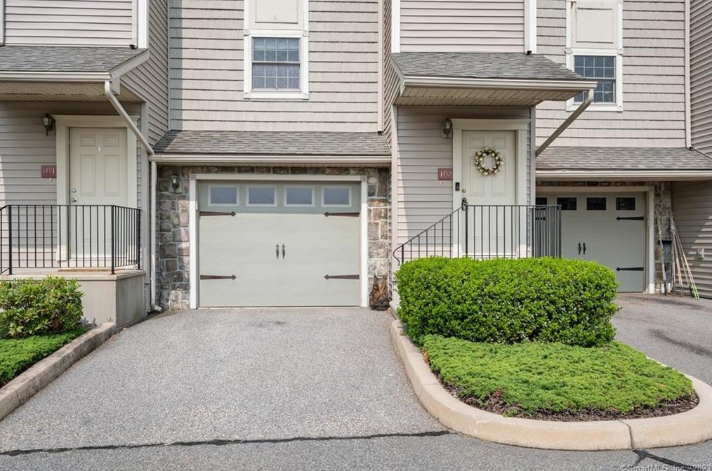 64 Scotch Cap Rd #102, Quaker Hill, CT 06375