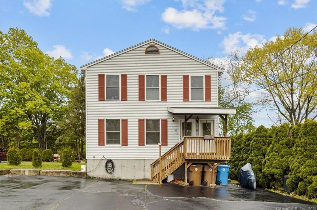 55 West St, Huntington CT  06484-2217 exterior