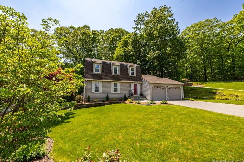 260 Ridgewood Dr, Rocky Hill, CT 06067-1035