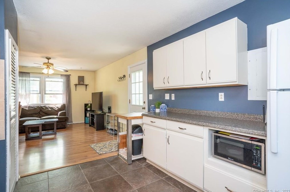 1 Lee Ln #1, Windsor Locks, CT 06096