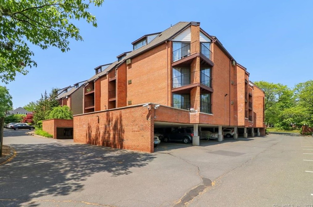 181 Loomis Dr, Hartford CT  06107-2055 exterior