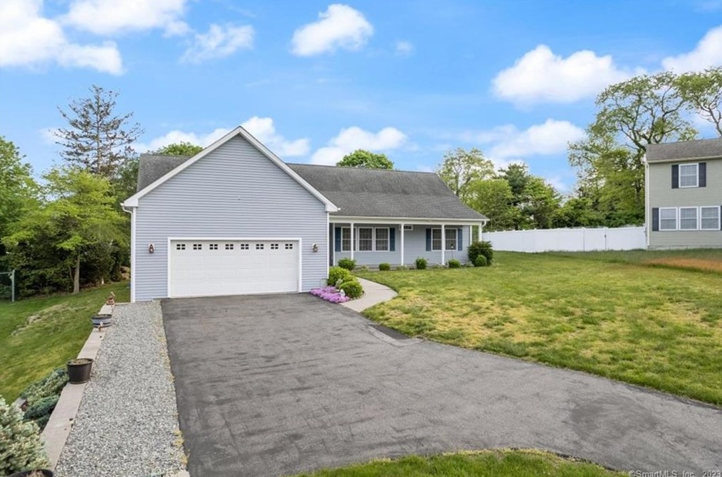 27 Heartwell Dr, Groton, CT 06340