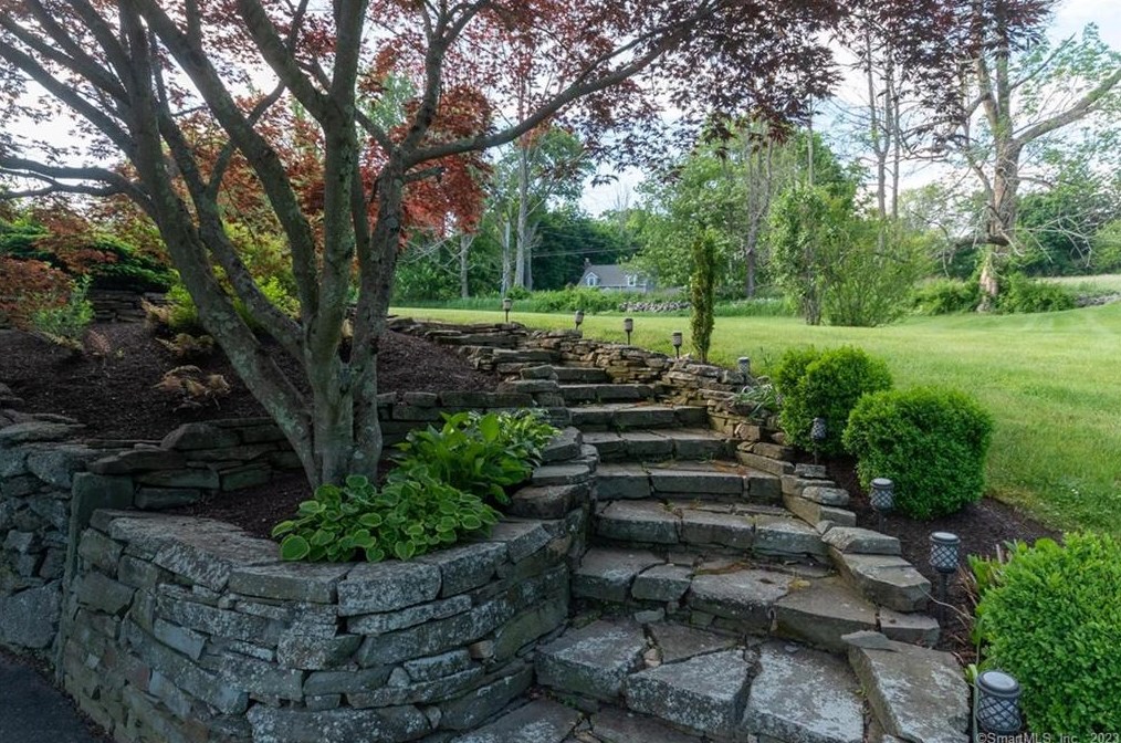 6 Hattertown Rd, Newtown, CT 06470
